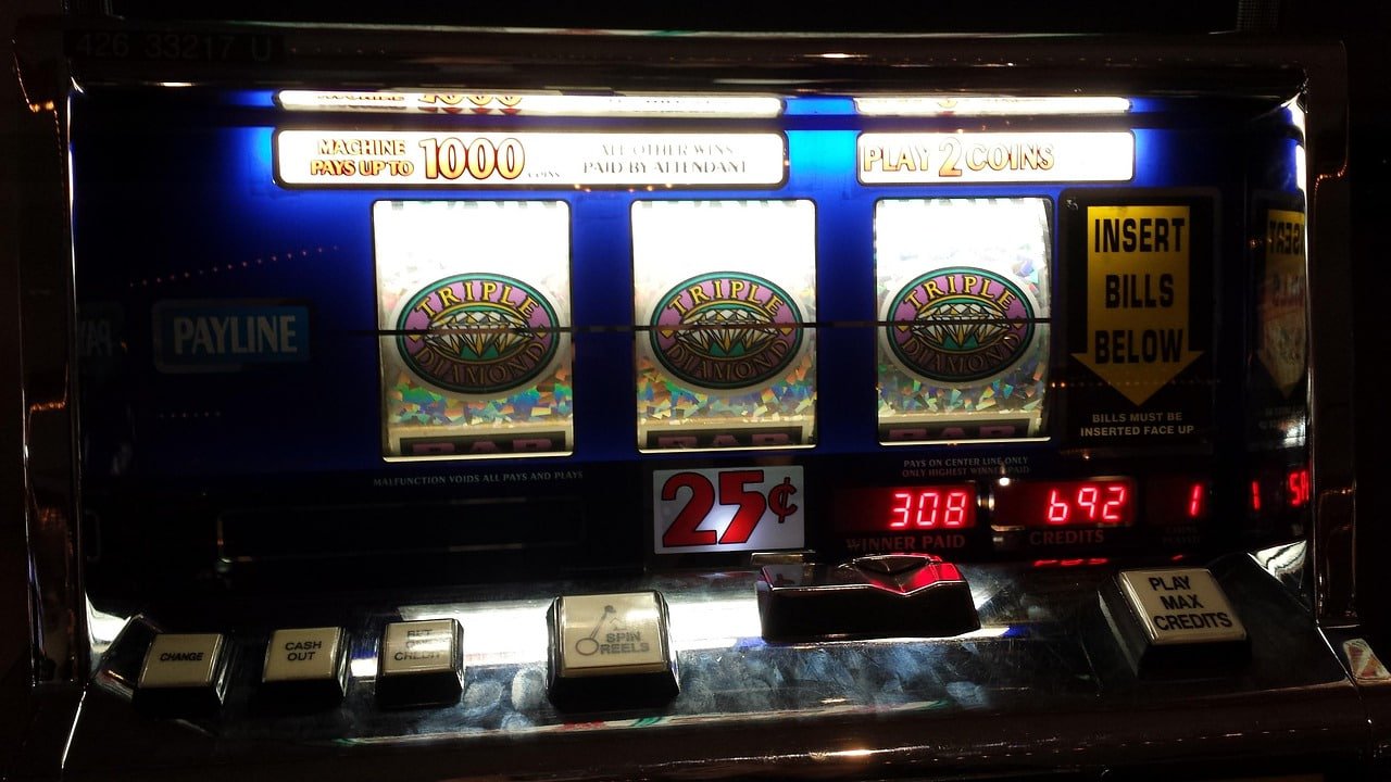 Live casino dealer games available on pt game for Filipino players